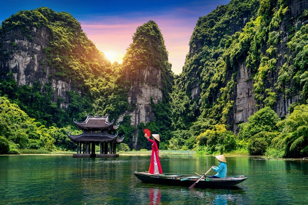 Traveling Ninh Binh is the best thing for tourists to do in Viet Nam